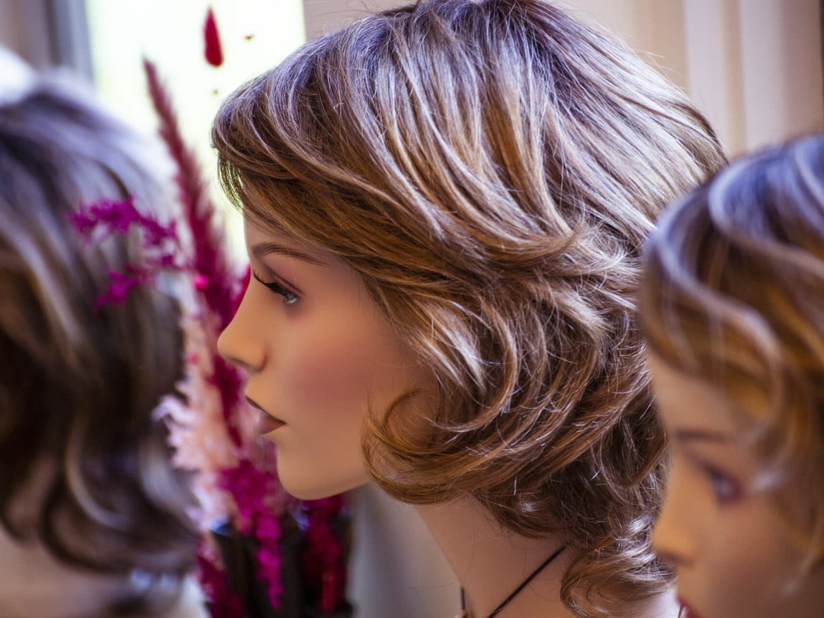 Haarwerk met een natuurlijke coupe en kleur