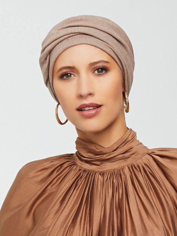 Taupekleurige turban met zachte plooien