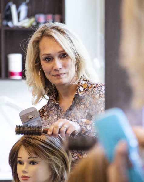 Manuelle geeft persoonlijk advies in het haaratelier