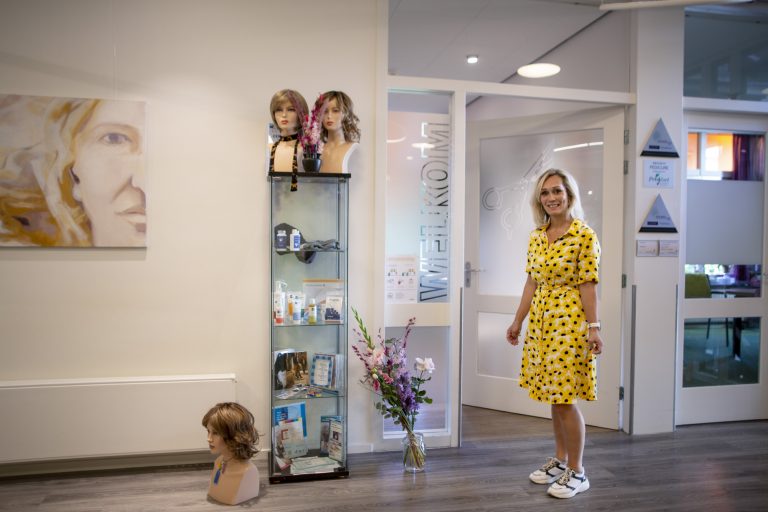 Manuelle in haar atelier in Bosch en Duin